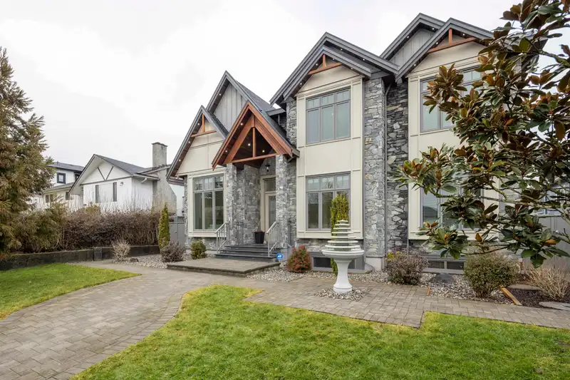 2052 PAULUS CRESCENT - photo 2 of 39