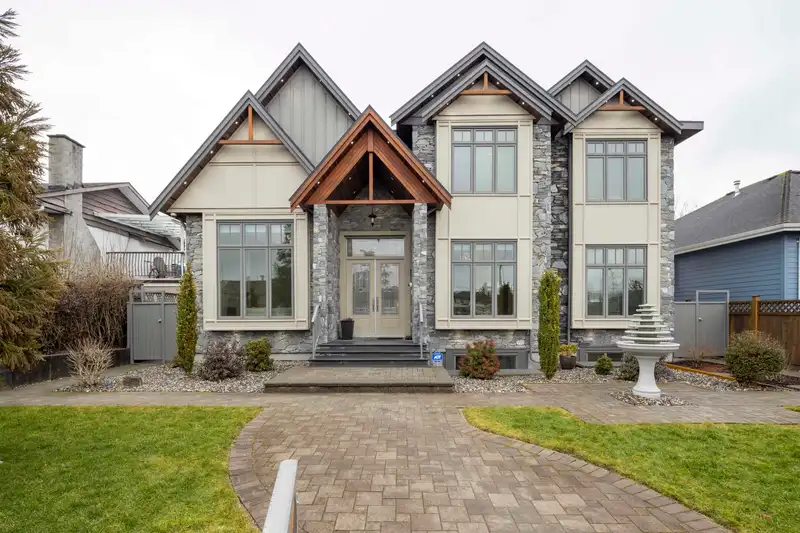 2052 PAULUS CRESCENT - photo 3 of 39