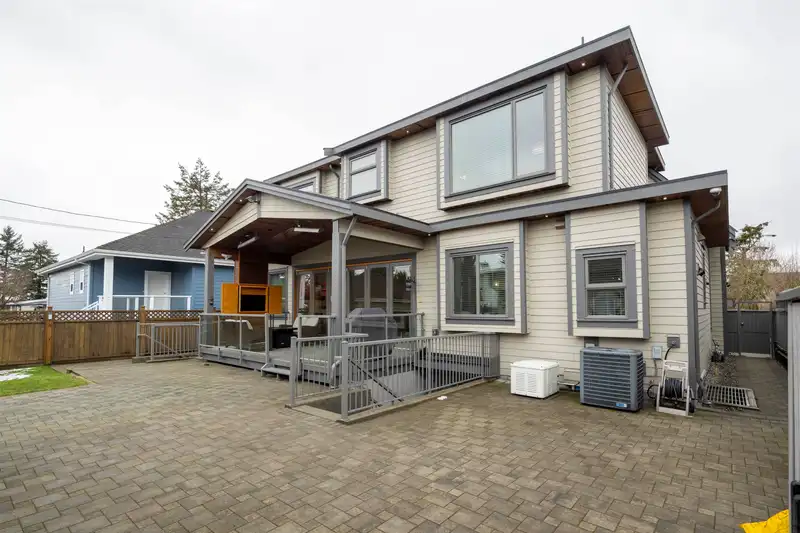 2052 PAULUS CRESCENT - photo 4 of 39