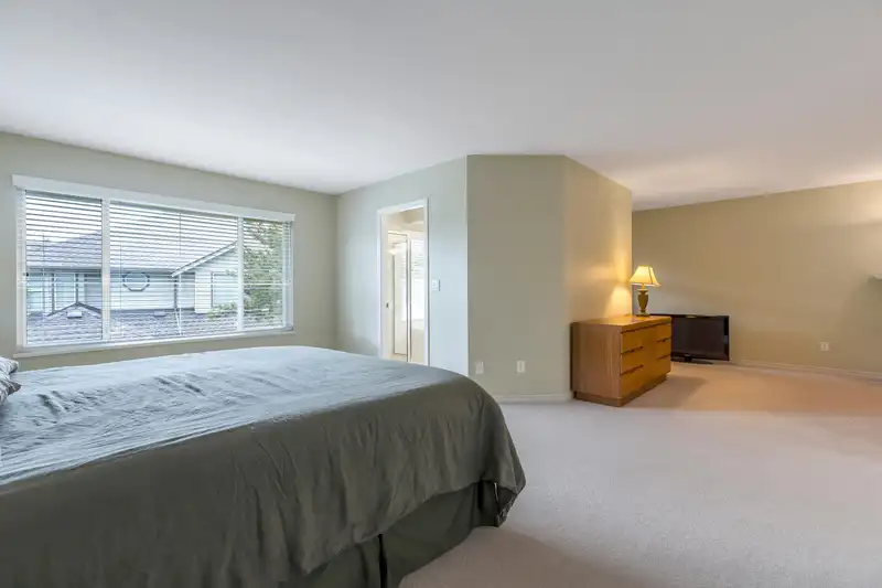 55 15860 82 AVENUE - photo 4 of 35