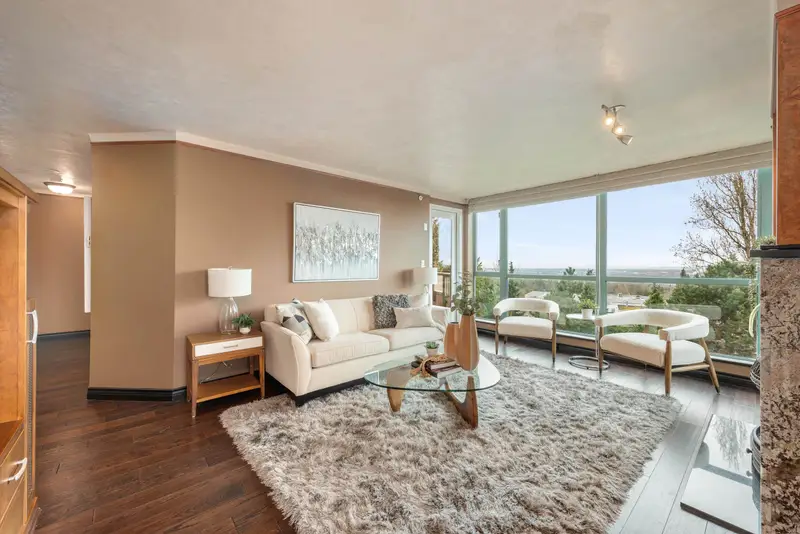 601 6622 SOUTHOAKS CRESCENT - photo 1 of 25