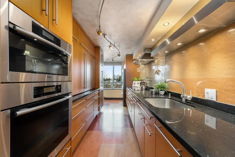 601 6622 SOUTHOAKS CRESCENT - photo 2 of 25