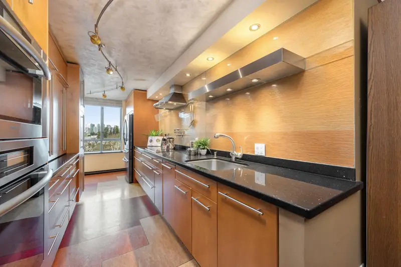 601 6622 SOUTHOAKS CRESCENT - photo 3 of 25