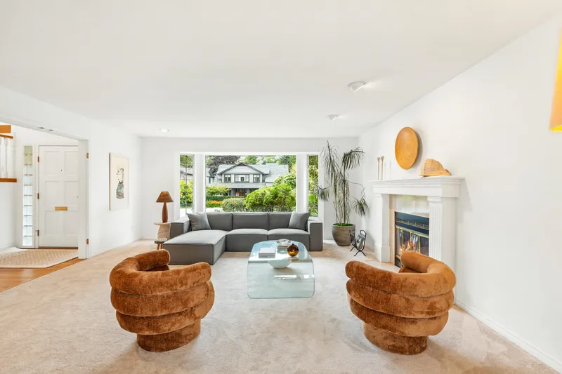 2372 KINGS AVENUE - photo 4 of 25