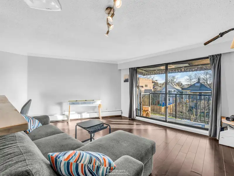 306 2222 CAMBRIDGE STREET - photo 4 of 31