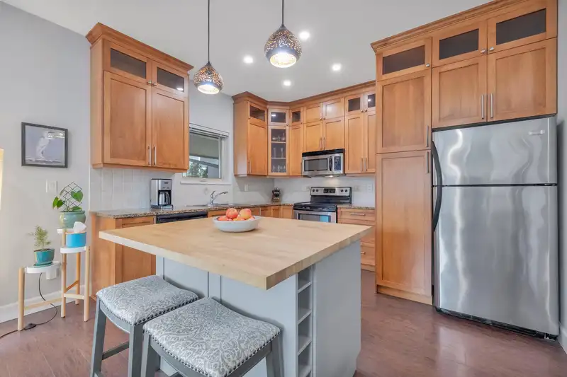 305 1988 SUFFOLK AVENUE - photo 3 of 20