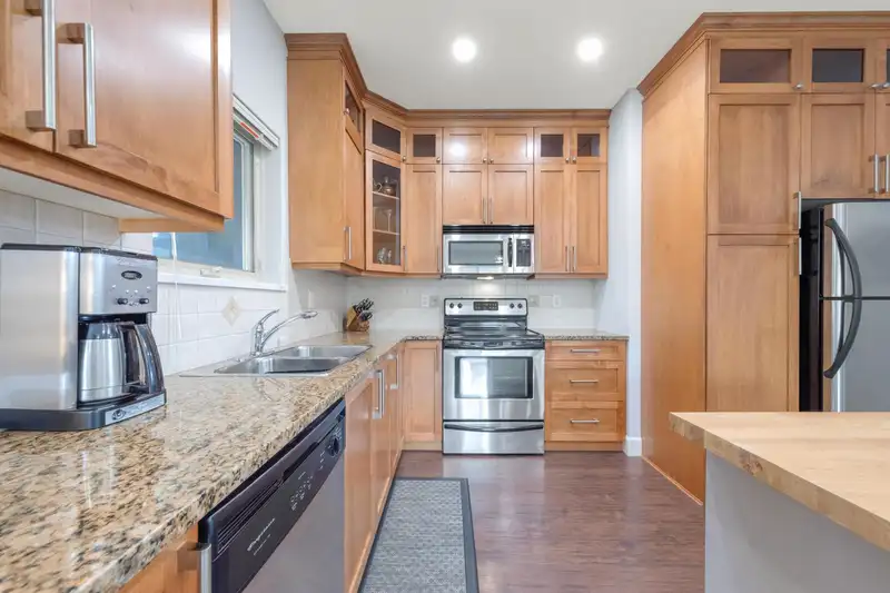305 1988 SUFFOLK AVENUE - photo 4 of 20