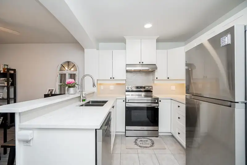 304 1428 PARKWAY BOULEVARD - photo 4 of 20
