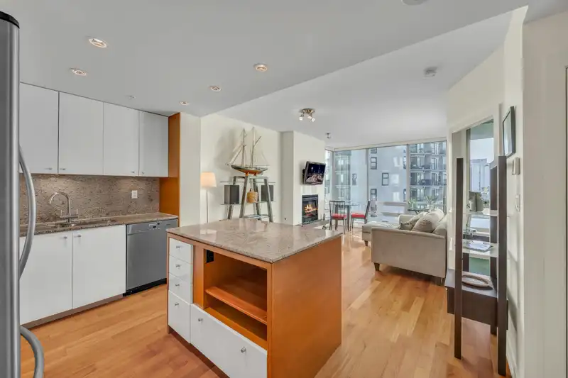 805 1005 BEACH AVENUE - photo 2 of 31
