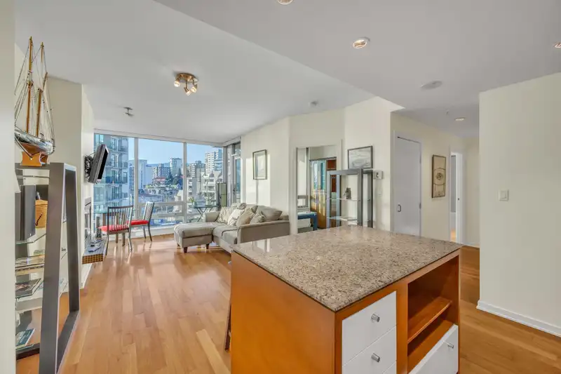 805 1005 BEACH AVENUE - photo 3 of 31
