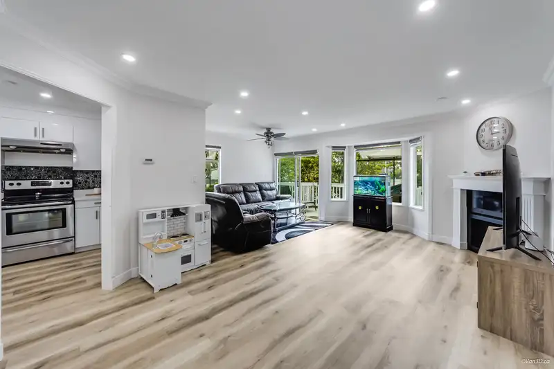 1 15550 89 AVENUE - photo 2 of 26