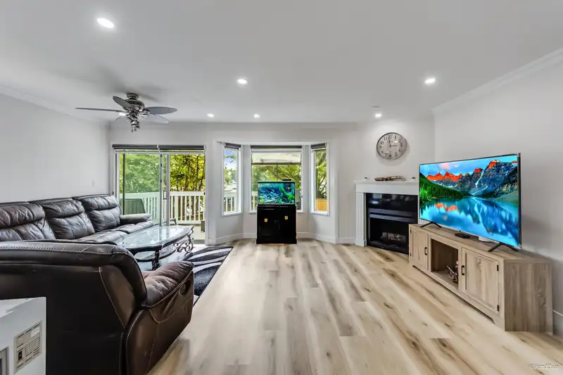 1 15550 89 AVENUE - photo 3 of 26