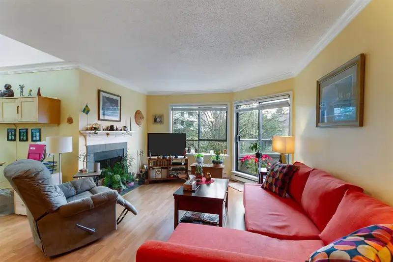 301 1690 AUGUSTA AVENUE - photo 4 of 19