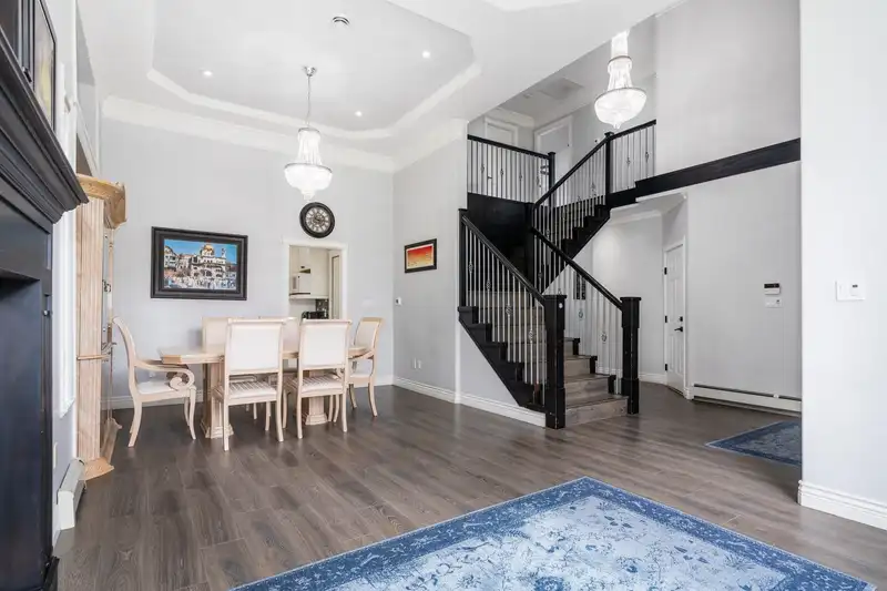 12575 70 AVENUE - photo 4 of 35