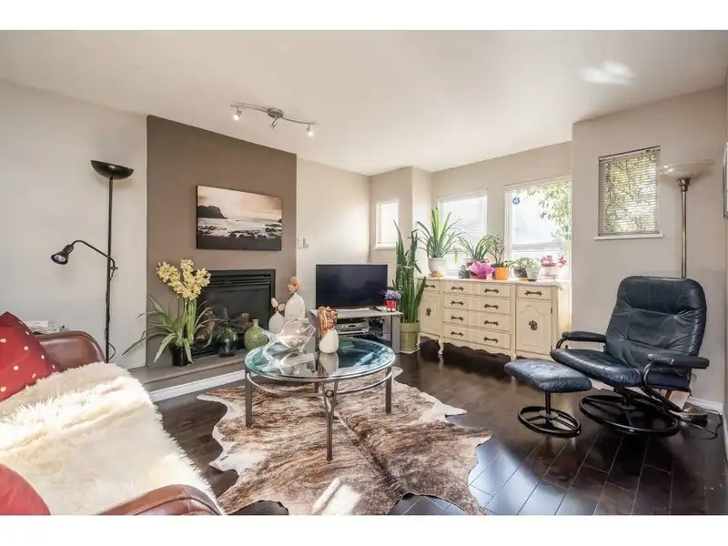 1528 BOND STREET - photo 1 of 8