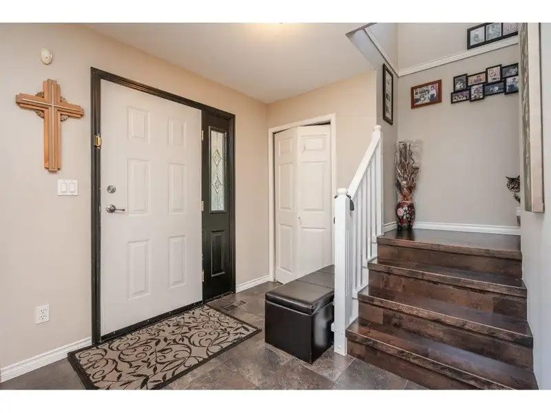 1528 BOND STREET - photo 3 of 8
