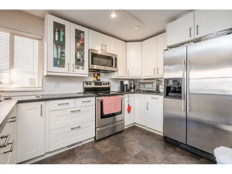 1528 BOND STREET - photo 4 of 8