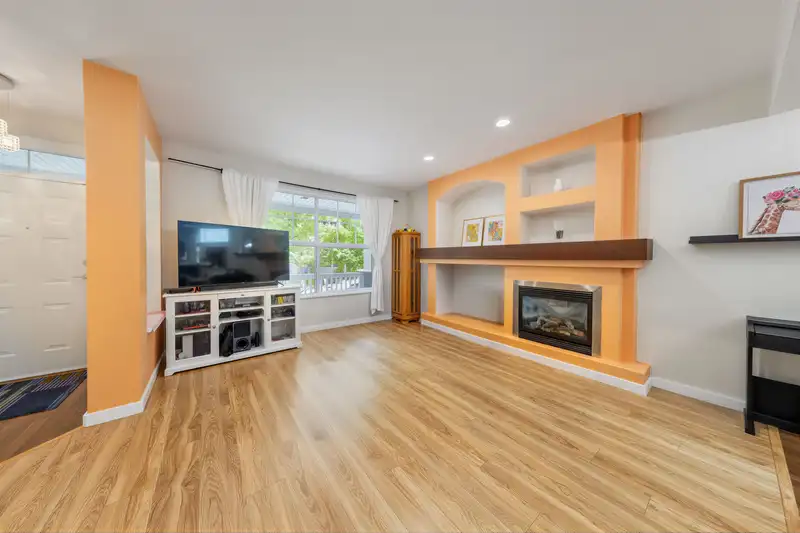 15186 61A AVENUE - photo 3 of 40