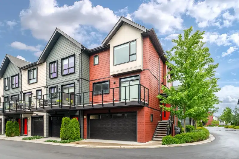 178 4738 HEMLOCK WAY - photo 1 of 32