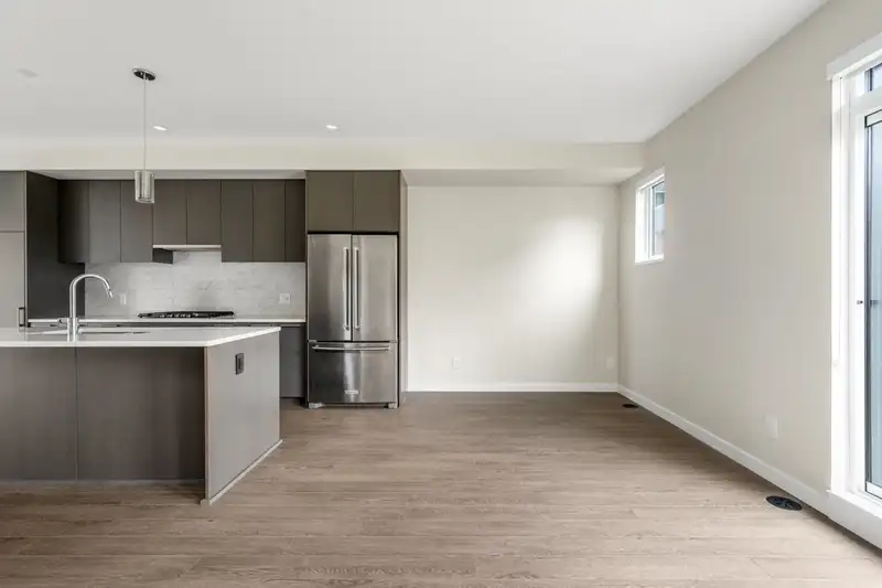 178 4738 HEMLOCK WAY - photo 3 of 32
