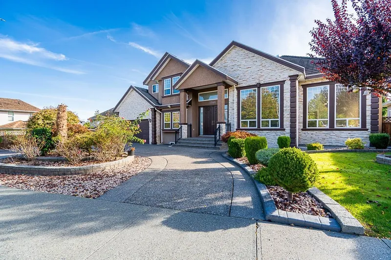 7568 149 STREET - photo 2 of 25