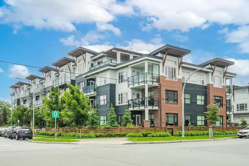 208 22136 49 AVENUE - photo 1 of 32