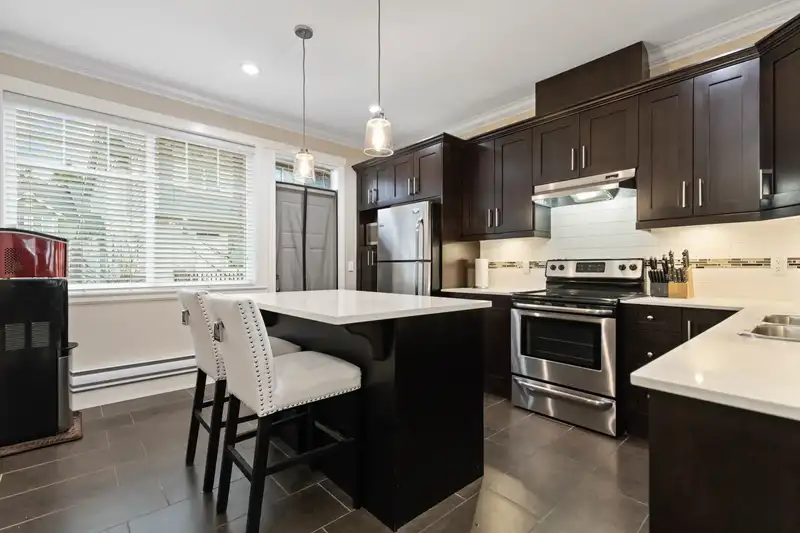 43 15399 GUILDFORD DRIVE - photo 4 of 40