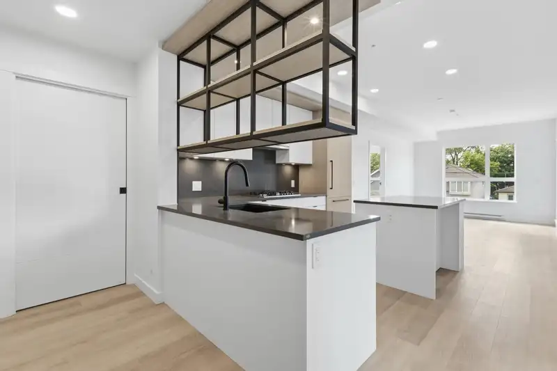 202 2268 E BROADWAY - photo 2 of 19