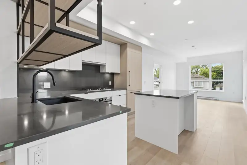 202 2268 E BROADWAY - photo 4 of 19