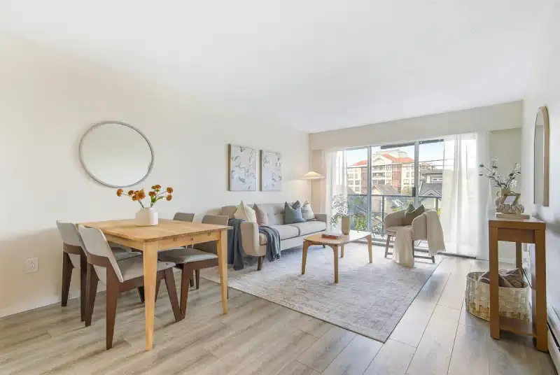 108 230 MOWAT STREET - photo 1 of 33