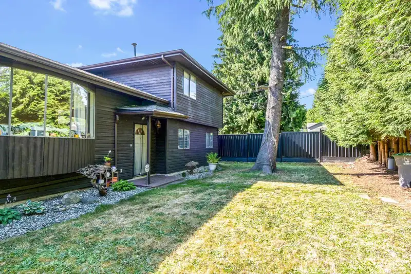 8473 152 STREET - photo 3 of 33