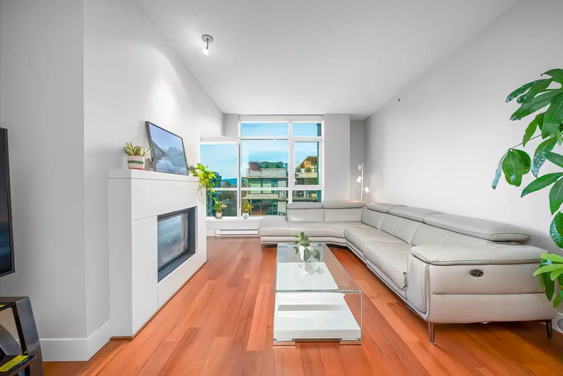 404 6080 IONA DRIVE - photo 4 of 20