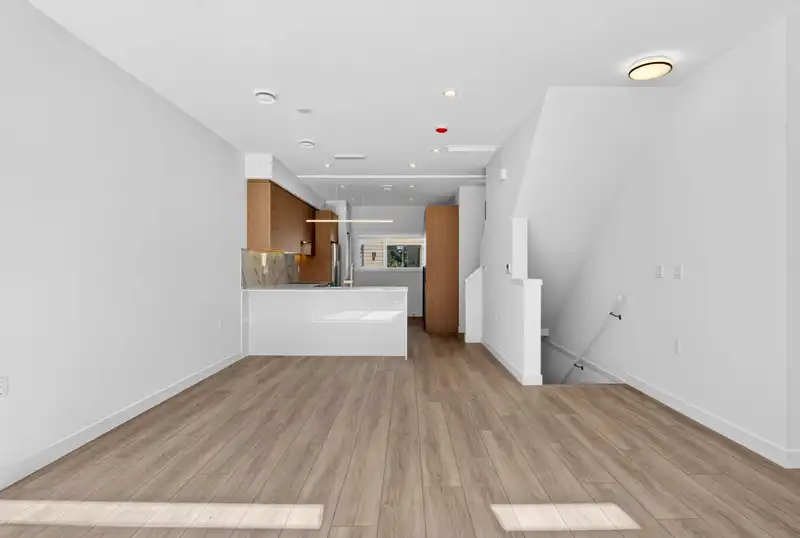 15 4337 BOUNDARY ROAD - photo 3 of 28