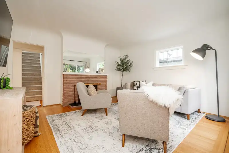 134 W 40TH AVENUE - photo 1 of 31