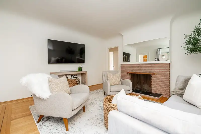 134 W 40TH AVENUE - photo 3 of 31