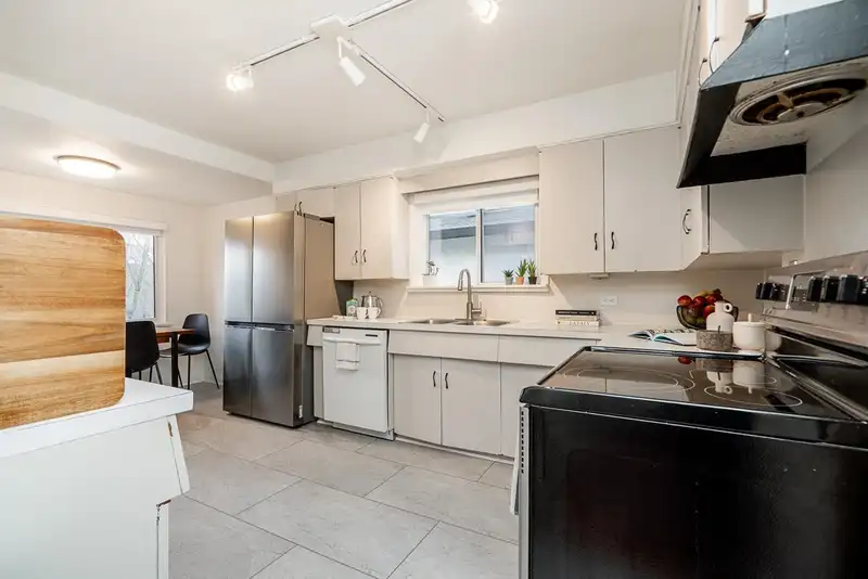 134 W 40TH AVENUE - photo 4 of 31