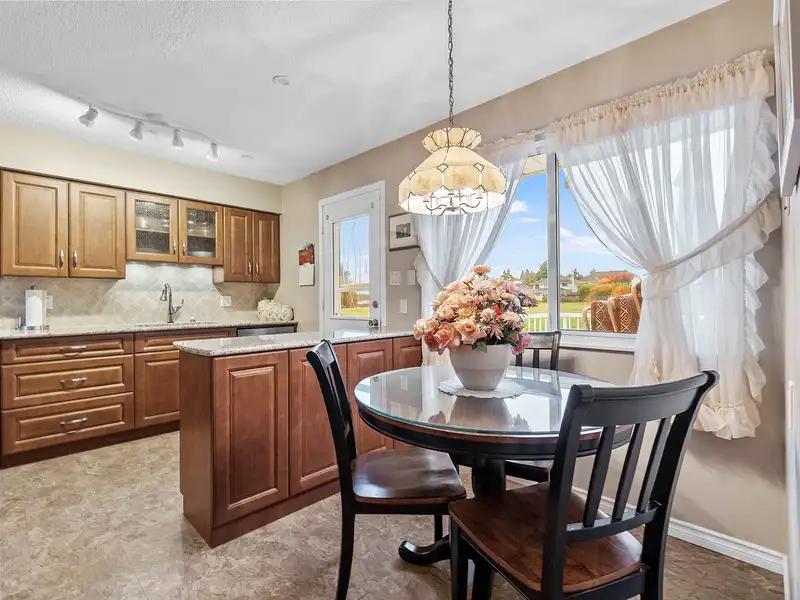 1940 ROUTLEY AVENUE - photo 4 of 35