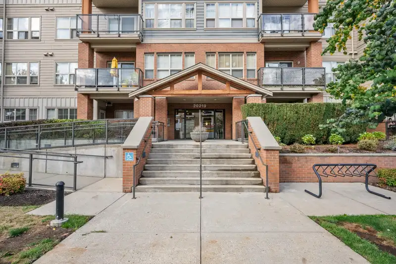 318 20219 54A AVENUE - photo 1 of 36