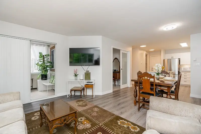 212 15991 THRIFT AVENUE - photo 2 of 25