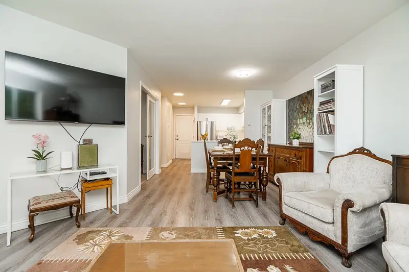 212 15991 THRIFT AVENUE - photo 3 of 25