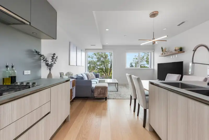 138 W WOODSTOCK AVENUE - photo 1 of 40