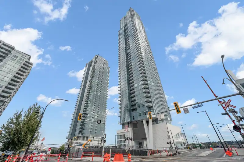 1402 680 QUAYSIDE DRIVE - photo 1 of 28
