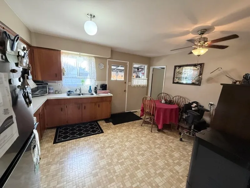 3537-3539 HANDLEY CRESCENT - photo 4 of 10