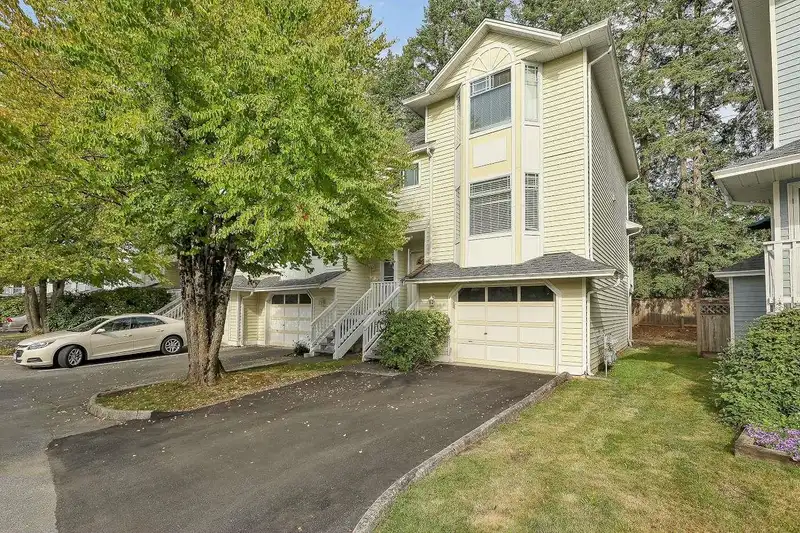 40 15550 89 AVENUE - photo 1 of 26