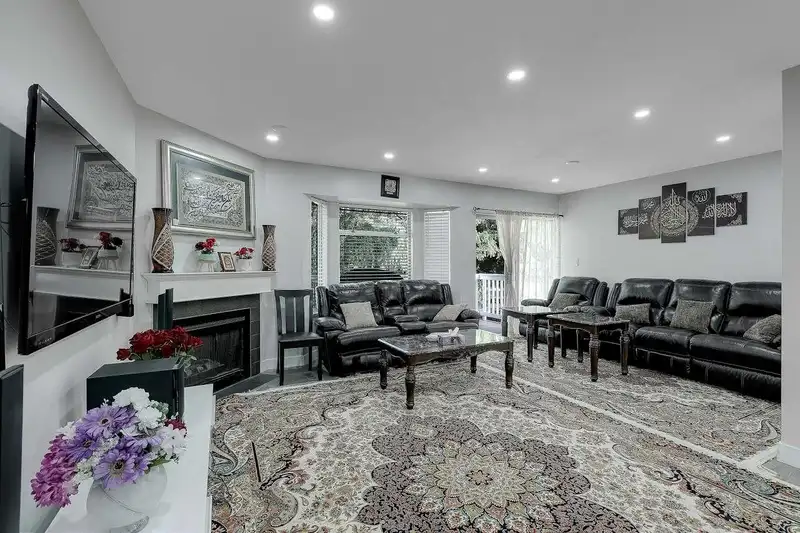 40 15550 89 AVENUE - photo 3 of 26