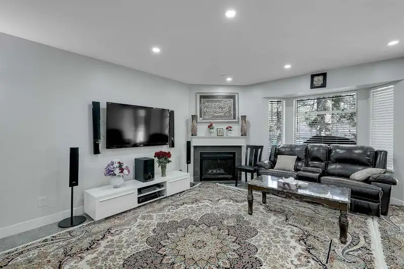 40 15550 89 AVENUE - photo 4 of 26