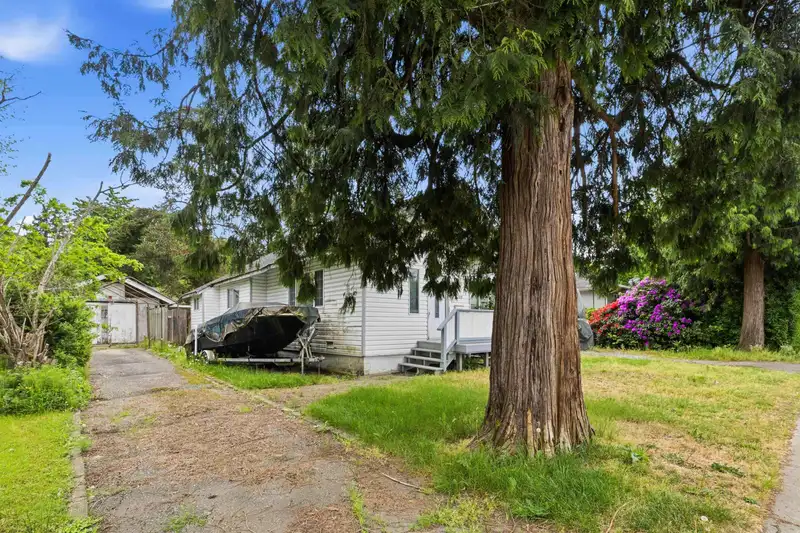 11328 MAPLE CRESCENT - photo 3 of 36