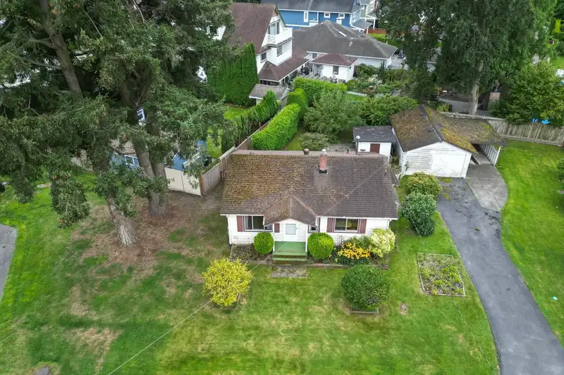 5061 LINDEN DRIVE - photo 2 of 20