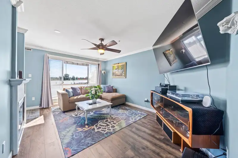312 6 RENAISSANCE SQUARE - photo 4 of 34