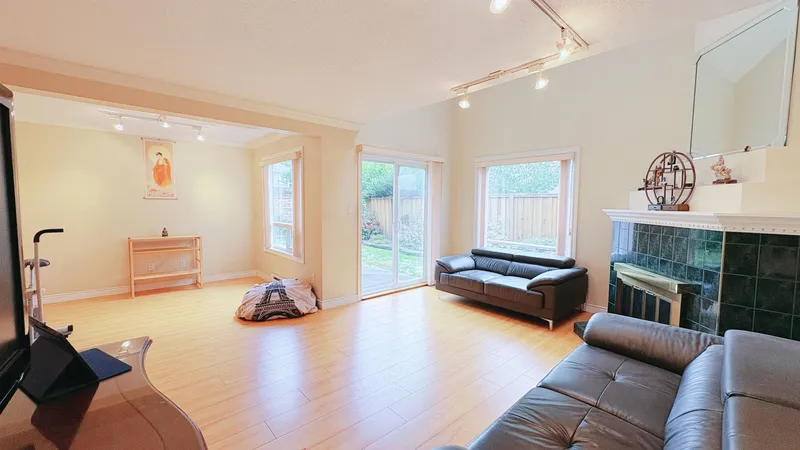 11 8631 NO.3 ROAD - photo 2 of 24